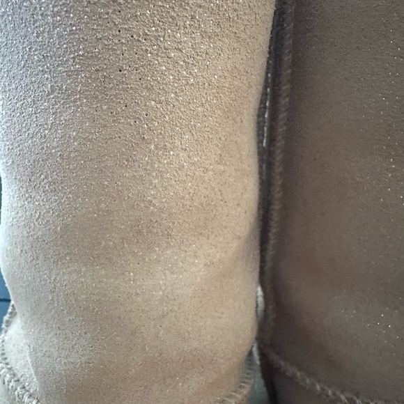 Women’s size 6 UGG boots very lightly worn. Sand color suede/gold fleck accent - Picture 12 of 13